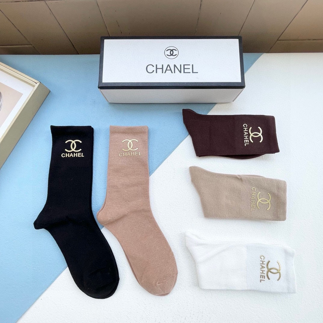 Chanel’s New Sock-and-Sock Cabinets: Stylish Packaging with Cozy Cotton, Embroidery, and Fragrance - 图片 4