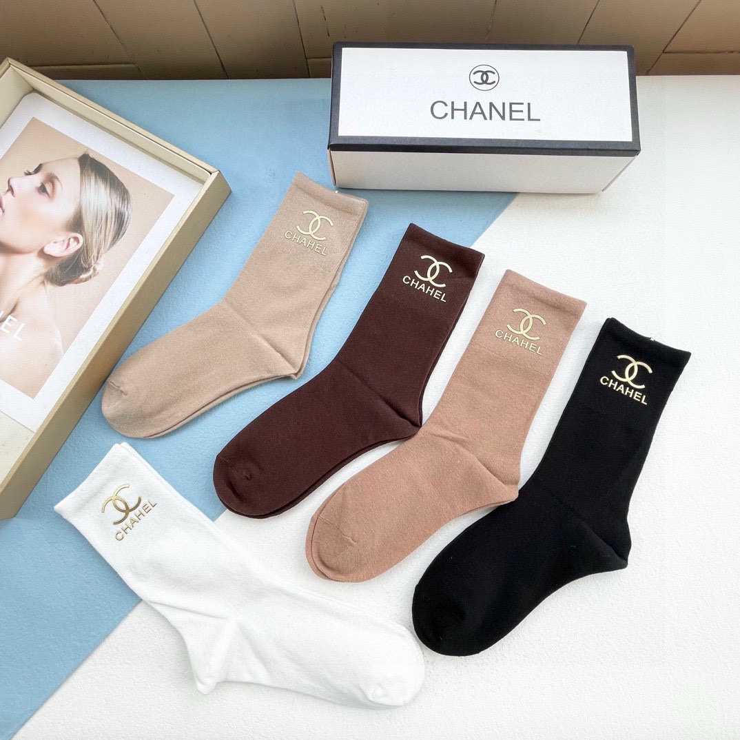 Chanel’s New Sock-and-Sock Cabinets: Stylish Packaging with Cozy Cotton, Embroidery, and Fragrance - 图片 8