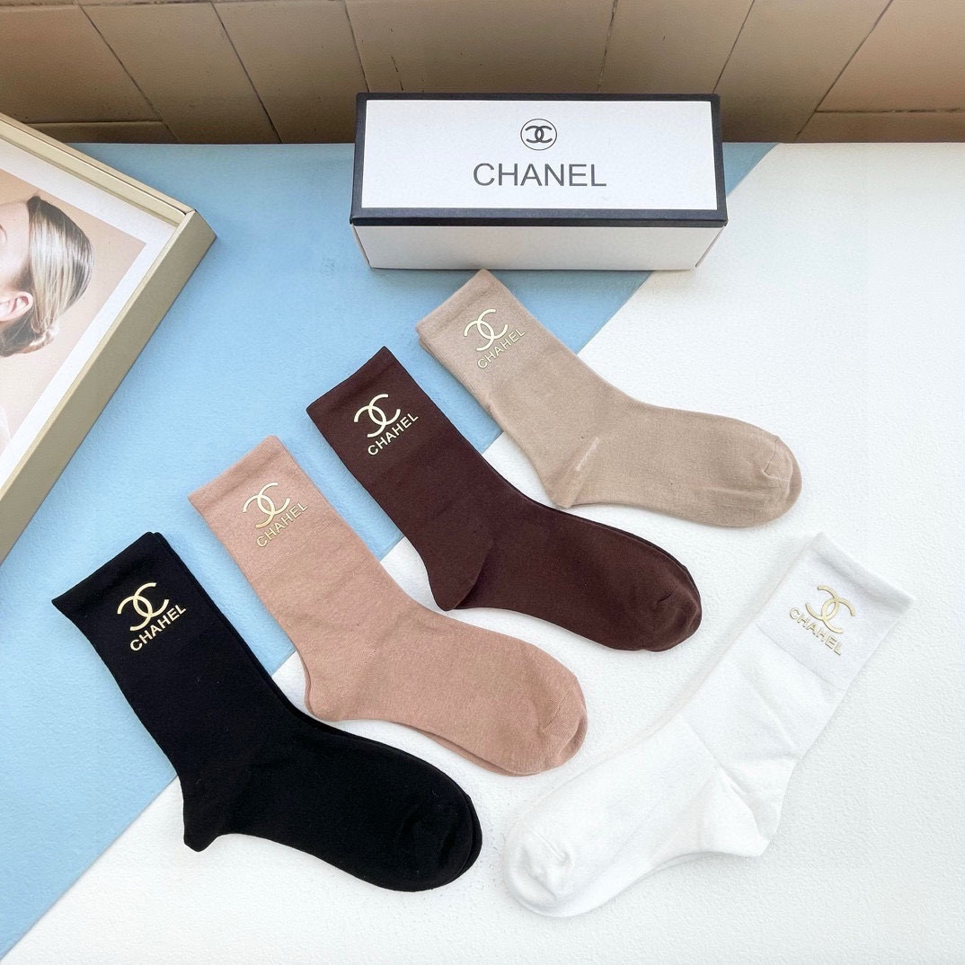 Chanel’s New Sock-and-Sock Cabinets: Stylish Packaging with Cozy Cotton, Embroidery, and Fragrance - 图片 3