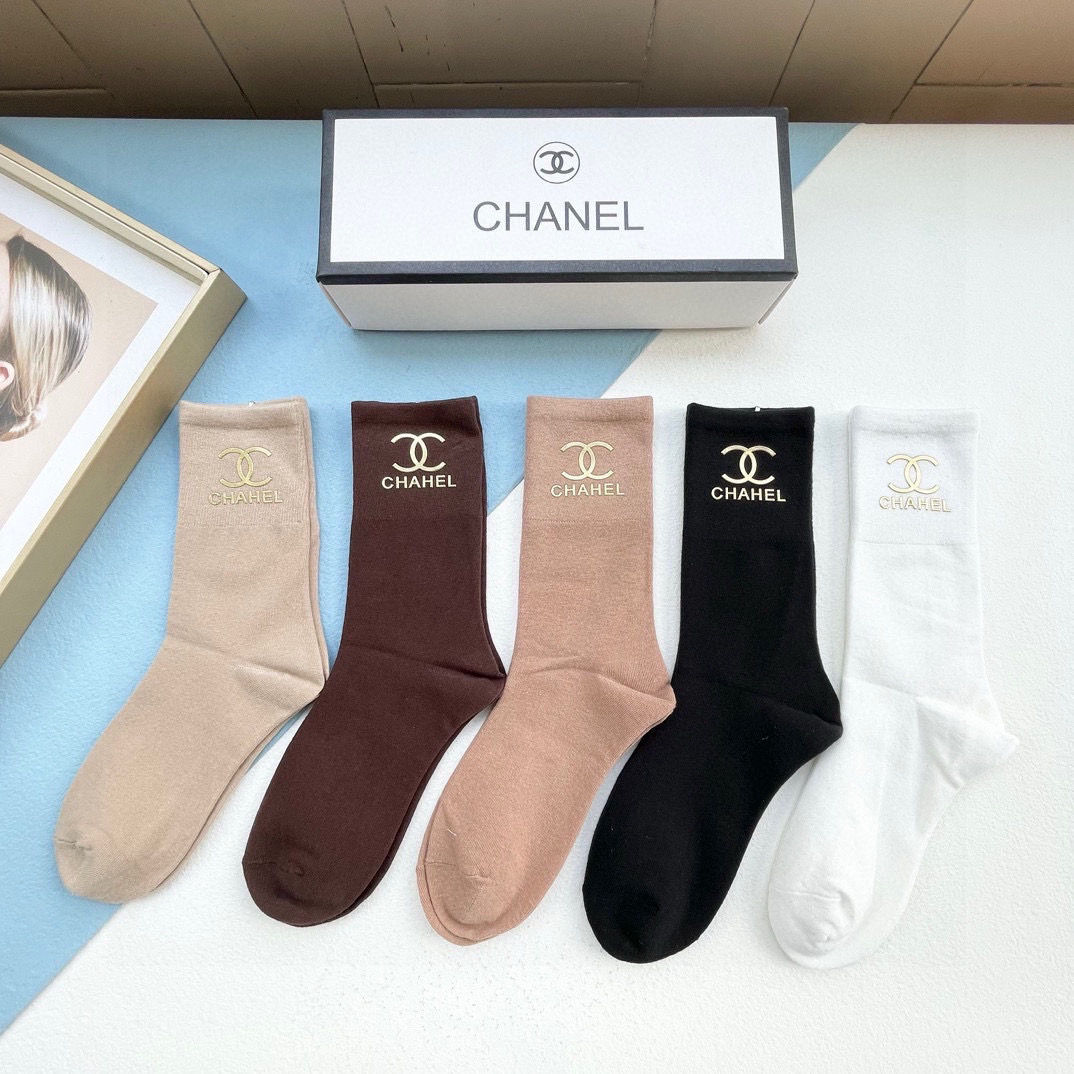 Chanel’s New Sock-and-Sock Cabinets: Stylish Packaging with Cozy Cotton, Embroidery, and Fragrance - 图片 9