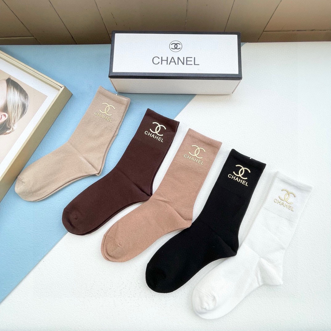 Chanel’s New Sock-and-Sock Cabinets: Stylish Packaging with Cozy Cotton, Embroidery, and Fragrance - 图片 7