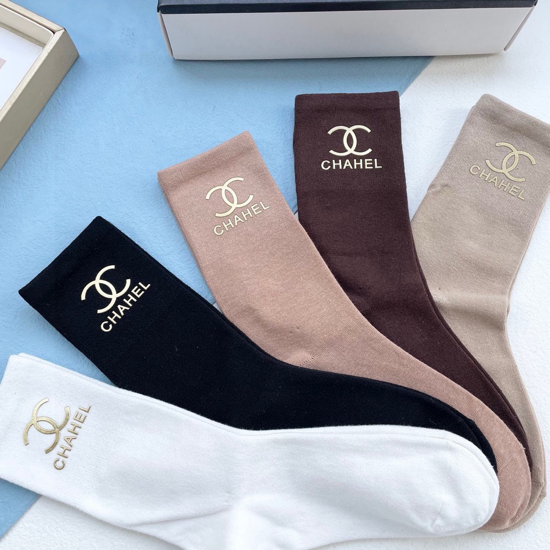 Chanel’s New Sock-and-Sock Cabinets: Stylish Packaging with Cozy Cotton, Embroidery, and Fragrance - 图片 6