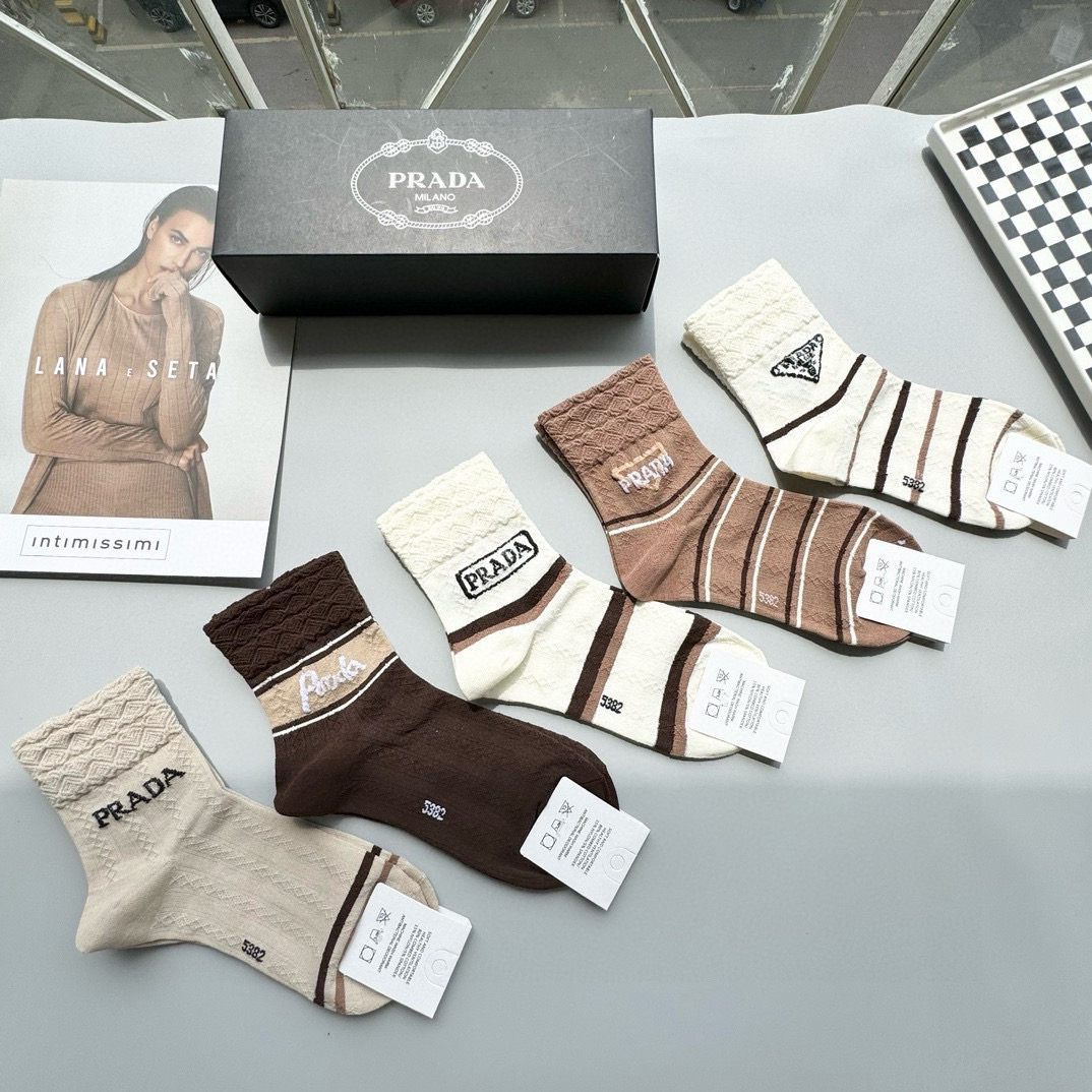 “Prada Socks: High-Level, Stylish Fashion in a Box of Five Packs” - 图片 2