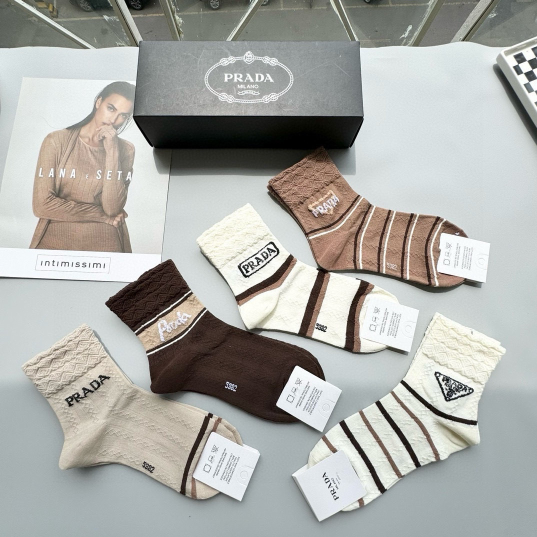 “Prada Socks: High-Level, Stylish Fashion in a Box of Five Packs” - 图片 3