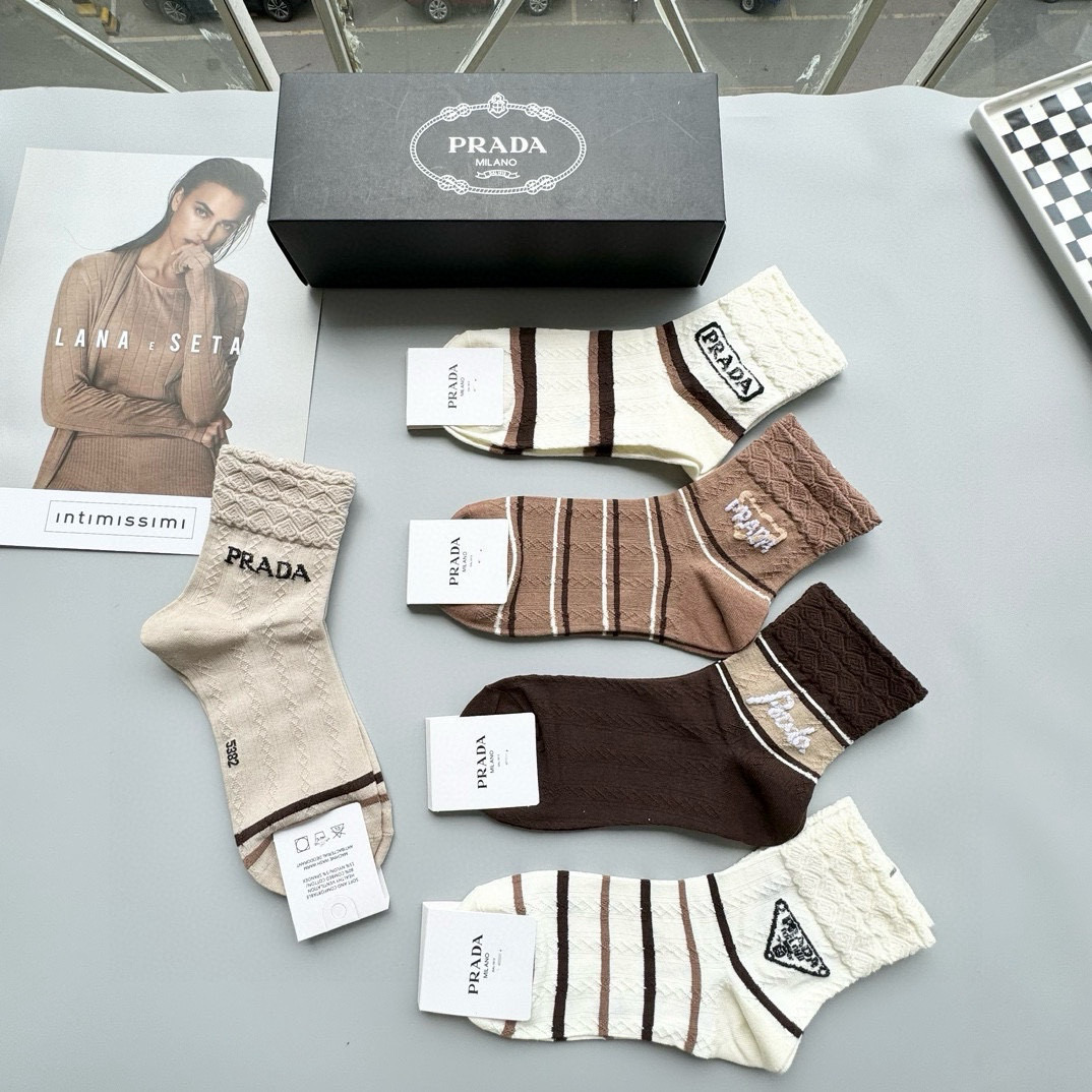 “Prada Socks: High-Level, Stylish Fashion in a Box of Five Packs” - 图片 4