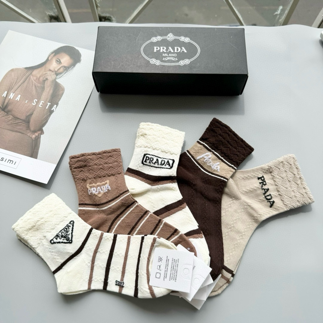 “Prada Socks: High-Level, Stylish Fashion in a Box of Five Packs” - 图片 9