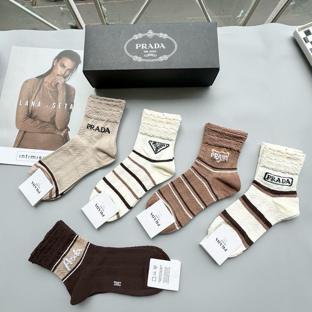“Prada Socks: High-Level, Stylish Fashion in a Box of Five Packs” - 图片 7