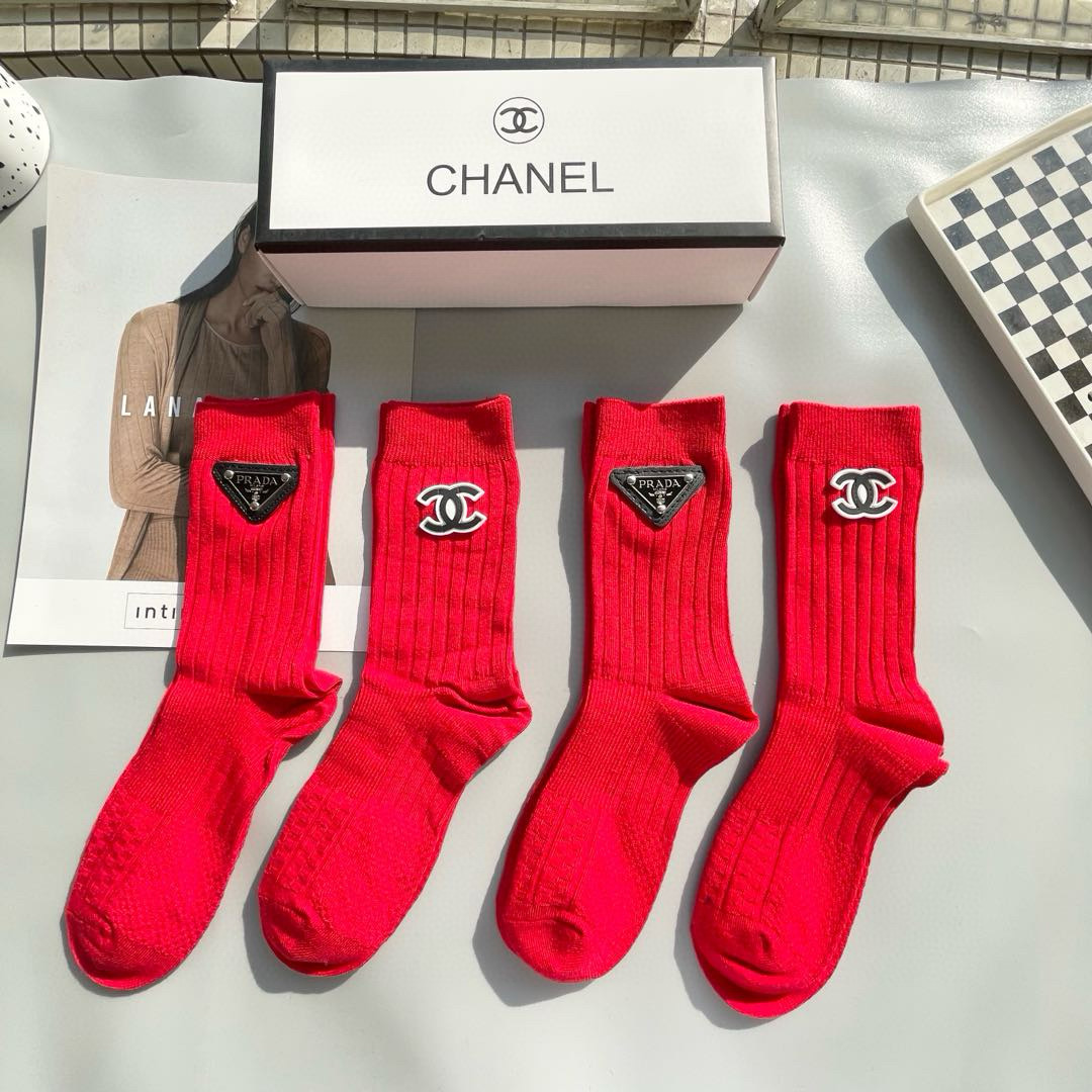 NO:296503,Packaging [one box and four pairs] European and American brands are popular in New Year's socks. The same letter jewelry on the official website is mid-length socks!  Luokou jewelry brand abbreviation is the letter ins decoration, counter synchronous socks, big brands go out on the street, trendy people must have super easy to match socks, stockings, socks19860909配包装【一盒四双】欧美大牌红红火火过年袜 官网同款字母饰品中长款袜子！罗口饰品品牌简称字母ins装饰,专柜同步筒袜袜子,大牌出街,潮人必备超好搭袜子丝袜,袜子,socks,accessory