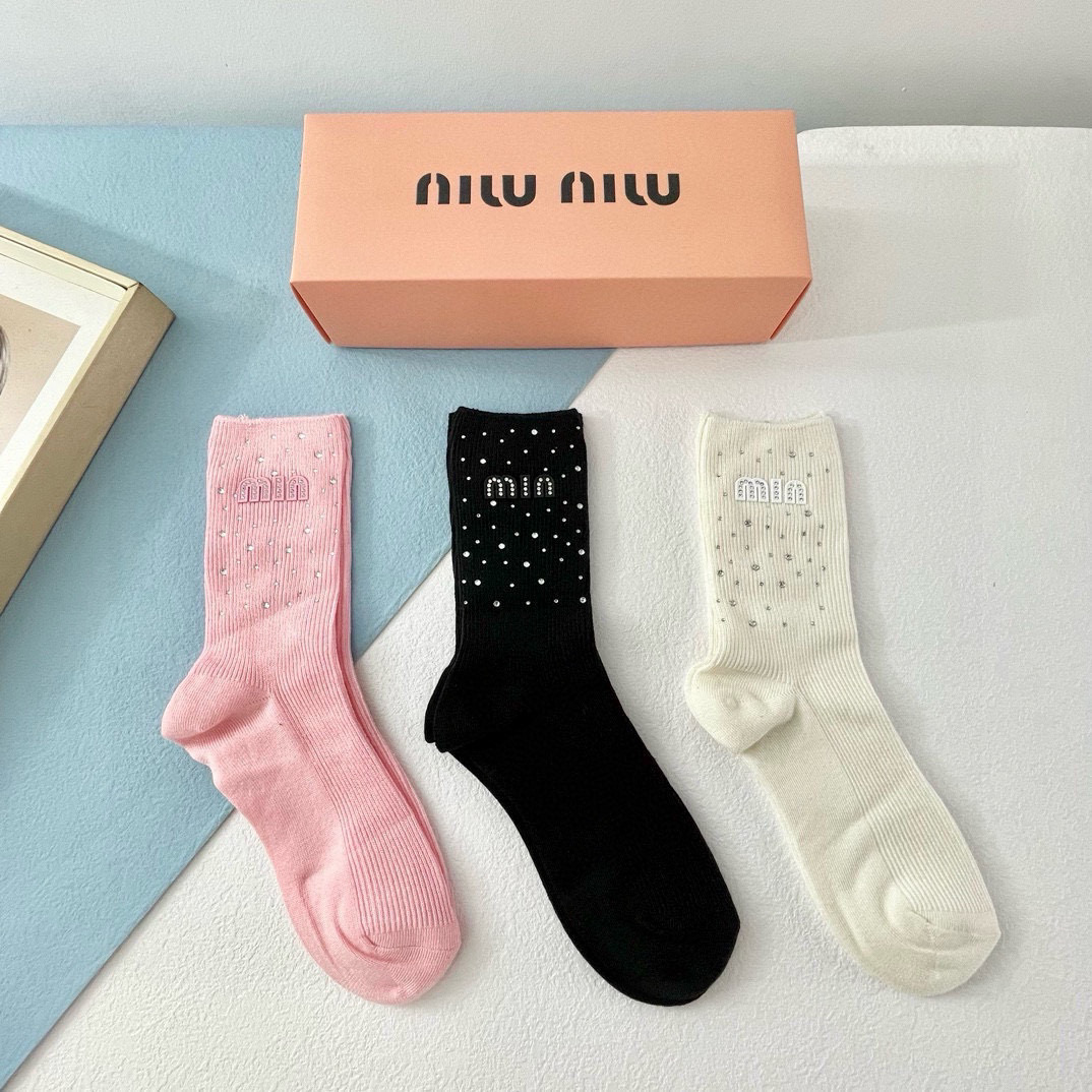 NO:296526,Packaging [One box and three pairs] miumiu · Miumiu high-quality super popular internet celebrity socks miu home official website synchronous jewelry letter mid-tube socks, ins celebrity internet celebrity recommendations are very popular pure cotton material, lightweight and soft and breathable, all seasons, European and American big brands street essential socks, stockings, miumiu, socks19860909配包装【一盒三双】miumiu · 缪缪高品质超级爆款网红袜子miu家官网同步饰品字母中筒袜,ins明星网红推荐火爆至极纯棉材质,轻薄柔软透气,四季通用,欧美大牌街头必备袜子丝袜,袜子,miumiu,socks,accessory