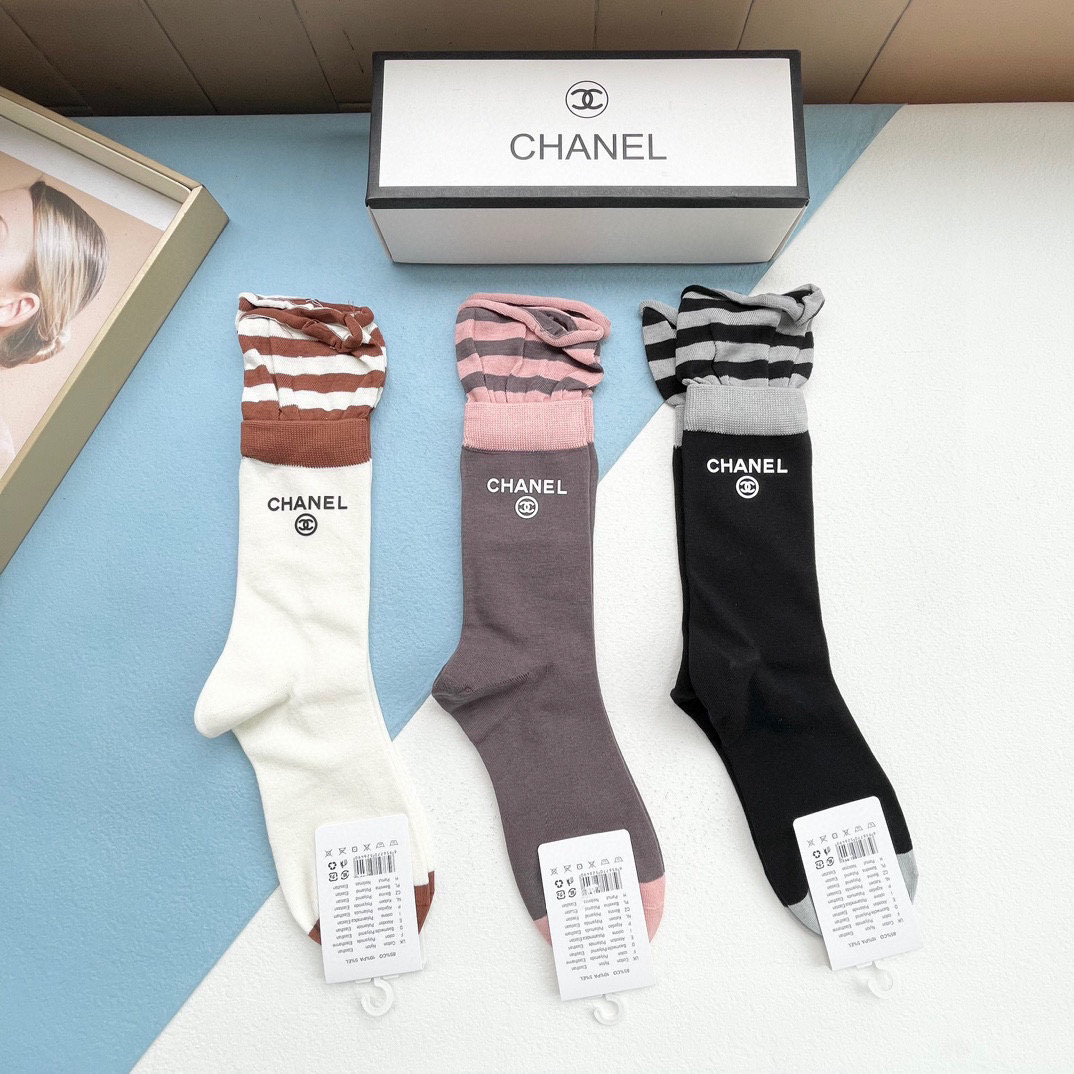 NO:296512,Packaging [one box and three pairs] CHANEL Chanel's popular mid-tube socks high-version ~ It's easy to see the explosion. The counter purchasing quality that European and American big-name mid-tube socks are indispensable. Socks, which are super high-end and fashionable. Ahhhhh~~ Recommended and recommended~~ Must-in-one fashionable items!  !  socks, stockings, chanel, chanel, socks19860909配包装【一盒三双】CHANEL香奈儿 爆款中筒袜高版本 ～好看到爆炸 欧美大牌中筒袜潮人必不能少的专柜代购品质 袜子 ,搭配起来超高逼格 时髦度爆表啊啊啊啊～～推荐推荐推荐～～必入时髦小单品！！袜子丝袜,袜子,chanel,chanel,socks,accessory