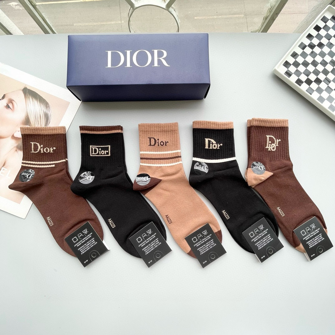 NO:298004,Packaging [one box and five pairs] European and American big brands Dior Dior is a must-have for men and women's fashion counter purchasing quality high-tube socks, which are super high-quality and fashionable, ah ah ah ah~~ Recommended and recommended~~ Must-in-class fashionable items!  !  !  socks, stockings, socks, dior, dior, socks19860909配包装【一盒五双】欧美大牌 Dior迪奥 好看到爆炸欧美大牌中筒袜男女款潮人必不能少的专柜代购品质高筒袜子 ,搭配起来超高逼格 时髦度爆表啊啊啊啊～～推荐推荐推荐～～必入时髦小单品！！！袜子,丝袜,袜子,dior,dior,socks,accessory