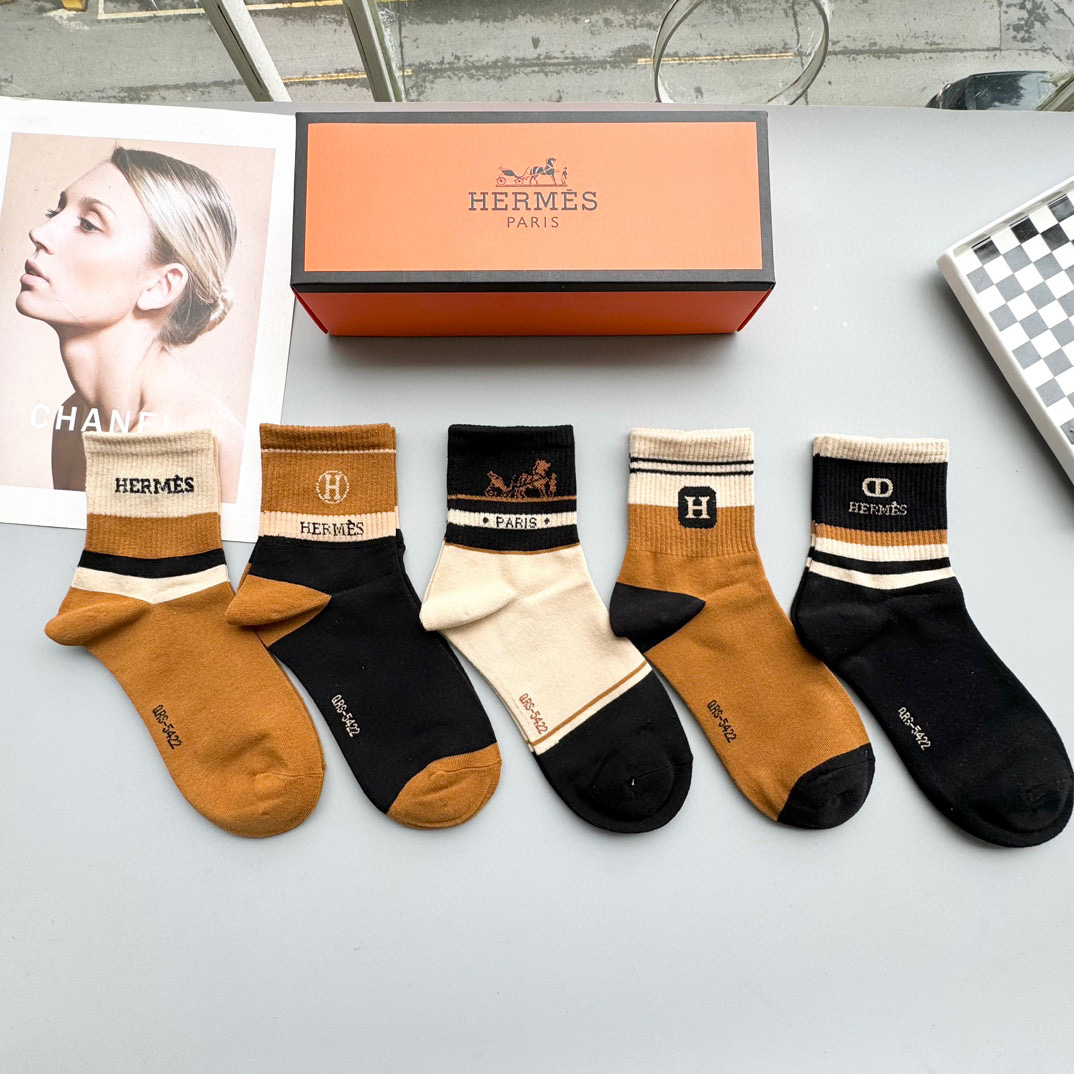 NO:298035,Packaging [One box and five pairs] HERMER · Hermes classic mid-tube socks pure cotton fabric, the counter is launched simultaneously, the full name of the jacquard H brand letters, the embroidered H logo at the root, especially eye-catching, pure cotton material, super soft and comfortable on the feet, super popular small items, big brands go out on the street, trendy people must have super easy to match socks, stockings, socks, hermes, hermes, socks19860909配包装【一盒五双】HERMER · 爱马仕经典中筒袜子纯棉面料,专柜同步上新,袜身提花H品牌字母全称,罗口处刺绣H标志,特别吸睛,纯棉材质,上脚超柔软舒适,超火爆小单品,大牌出街,潮人必备超好搭袜子,丝袜,袜子,hermes,hermes,socks,accessory