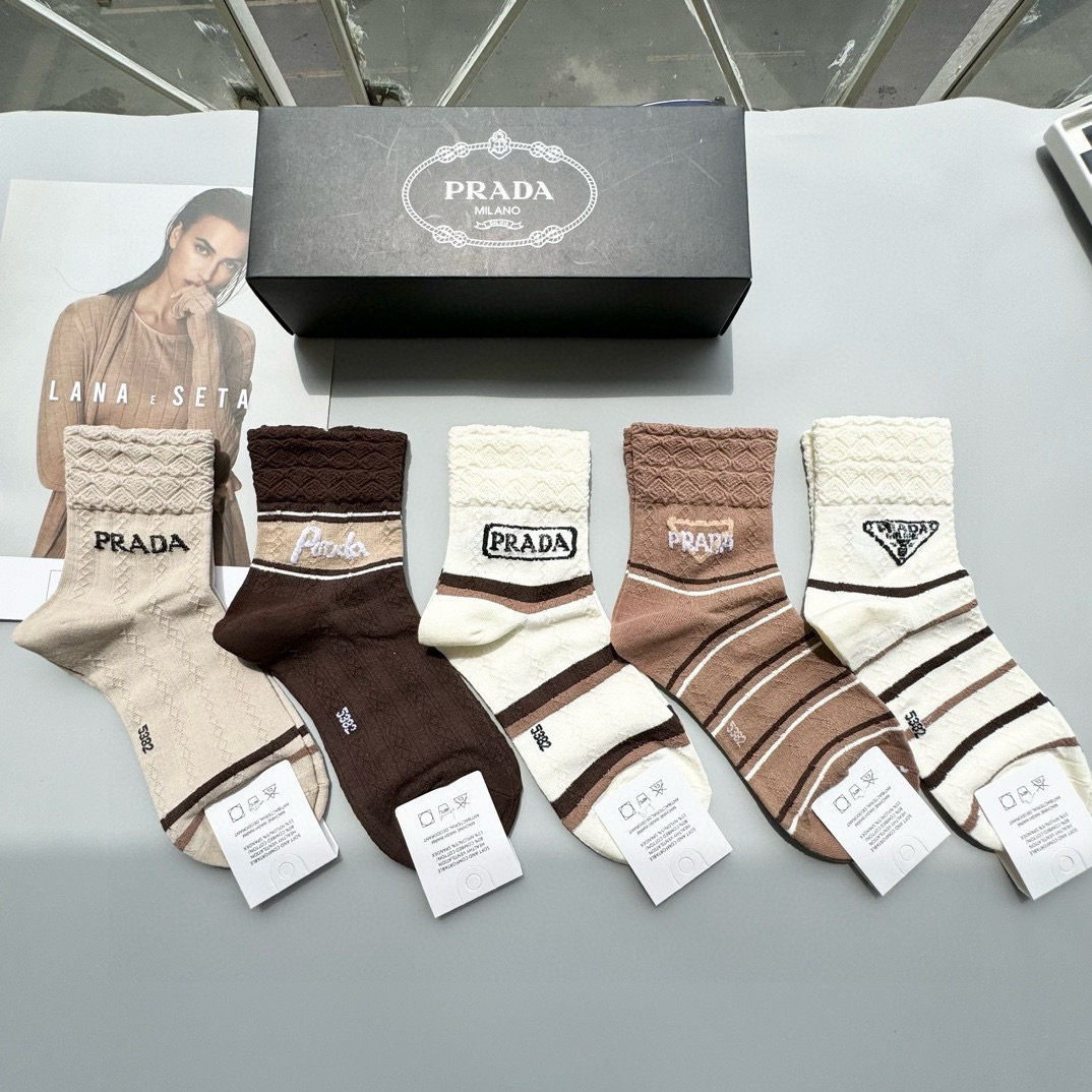 NO:298265,Packaging [one box and five pairs] PRADA Prada High-end mid-tube socks ~ It's easy to see the explosion. The counter purchasing quality that European and American big-name mid-tube socks are indispensable. Socks, which are super high-end and fashionable. Ahhhhh~~ Recommended and recommended~~ Must-in-one fashionable items!  !  socks, stockings, socks, prada, prada, socks19860909配包装【一盒五双】PRADA 普拉达 爆款中筒袜高版本 ～好看到爆炸 欧美大牌中筒袜潮人必不能少的专柜代购品质 袜子 ,搭配起来超高逼格 时髦度爆表啊啊啊啊～～推荐推荐推荐～～必入时髦小单品！！袜子,丝袜,袜子,prada,prada,socks,accessory