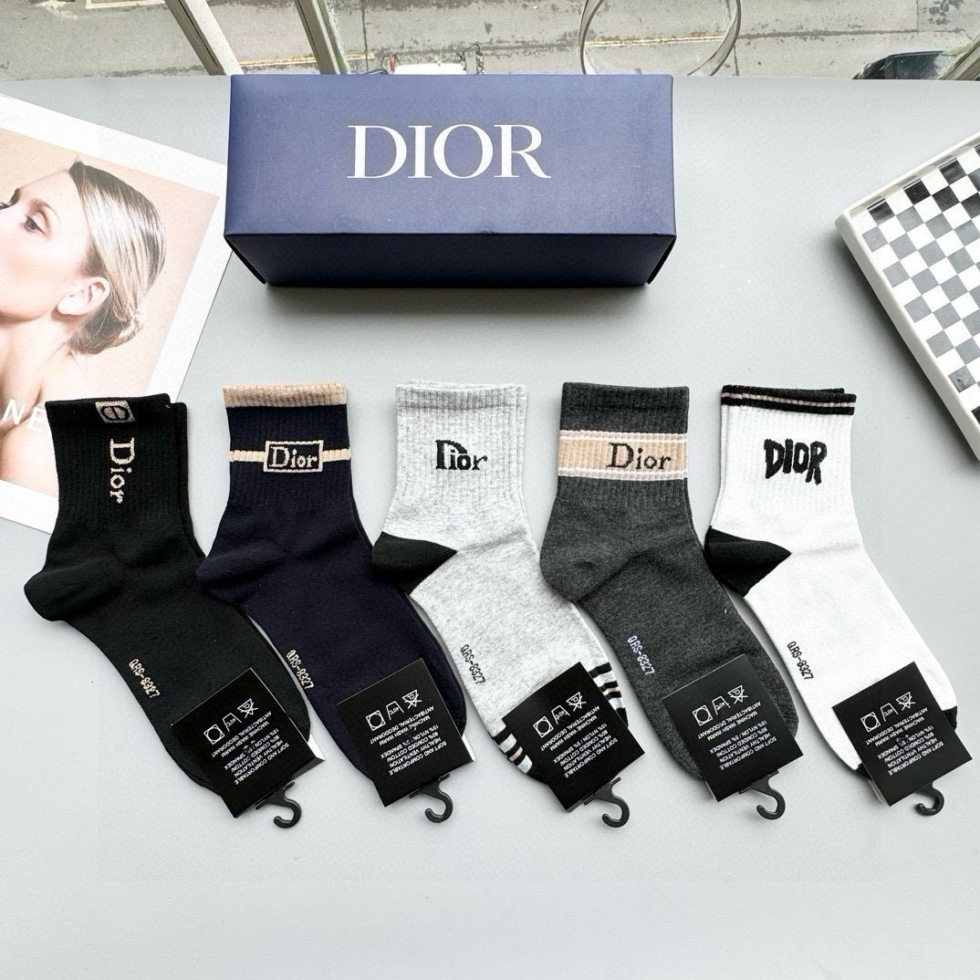 NO:298340,Packaging [one box and five pairs] European and American big brands Dior Dior is a must-have for men and women's fashion counter purchasing quality high-tube socks, which are super high-quality and fashionable, ah ah ah ah~~ Recommended and recommended~~ Must-in-class fashionable items!  !  !  socks, stockings, socks, dior, dior, socks19860909配包装【一盒五双】欧美大牌 Dior迪奥 好看到爆炸欧美大牌中筒袜男女款潮人必不能少的专柜代购品质高筒袜子 ,搭配起来超高逼格 时髦度爆表啊啊啊啊～～推荐推荐推荐～～必入时髦小单品！！！袜子,丝袜,袜子,dior,dior,socks,accessory
