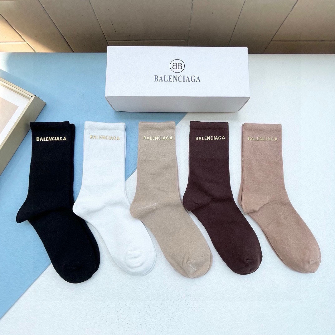 NO:298342,Packaging [One box and five pairs] BALENCIAGA (Balenciaga) Paris home new product gold-plated medium-tube women's socks counter synchronous stockings, super classic BA home logo is never tired of pure cotton material, double needle double-channel woven, breathable and soft and comfortable on the feet, full-quality order, super niceins trendy small items, big brands go out on the street, trendy people must have super easy to match socks, stockings, socks, balenciaga, balenciaga, balenciaga, socks19860909配包装【一盒五双】BALENCIAGA（巴黎世家）巴黎家新品烫金中筒女款袜子专柜同步长袜,超级经典的BA家标志百看不厌纯棉材质,双针双路织造,上脚透气柔软舒适,全品相订单,超级niceins潮火爆小单品,大牌出街,潮人必备超好搭袜子,丝袜,袜子,balenciaga,balenciaga,balenciaga,socks,accessory