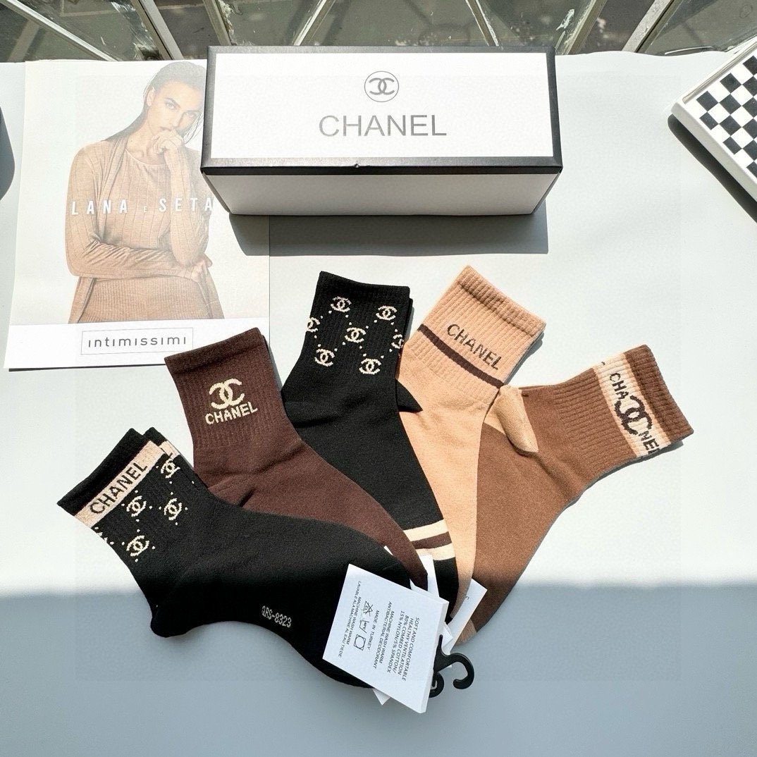   配包装【一盒五双】🌟Chanel 香奈儿 爆款卡中筒袜🌟高版本 ～好看到爆炸 欧美大牌中筒袜🔥🌟潮人