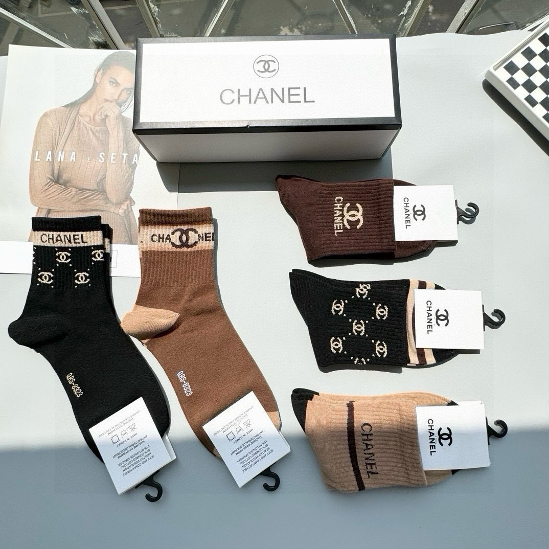  配包装【一盒五双】🌟Chanel 香奈儿 爆款卡中筒袜🌟高版本 ～好看到爆炸 欧美大牌中筒袜🔥🌟潮人