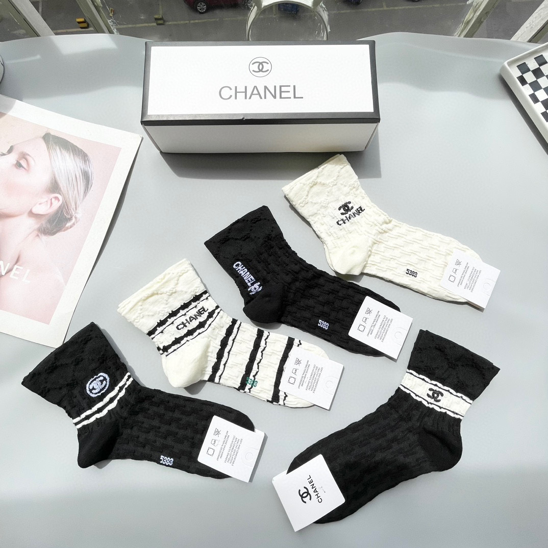   配包装【一盒五双】🌟Chanel 香奈儿 爆款卡中筒袜🌟高版本 ～好看到爆炸 欧美大牌中筒袜🔥🌟潮人