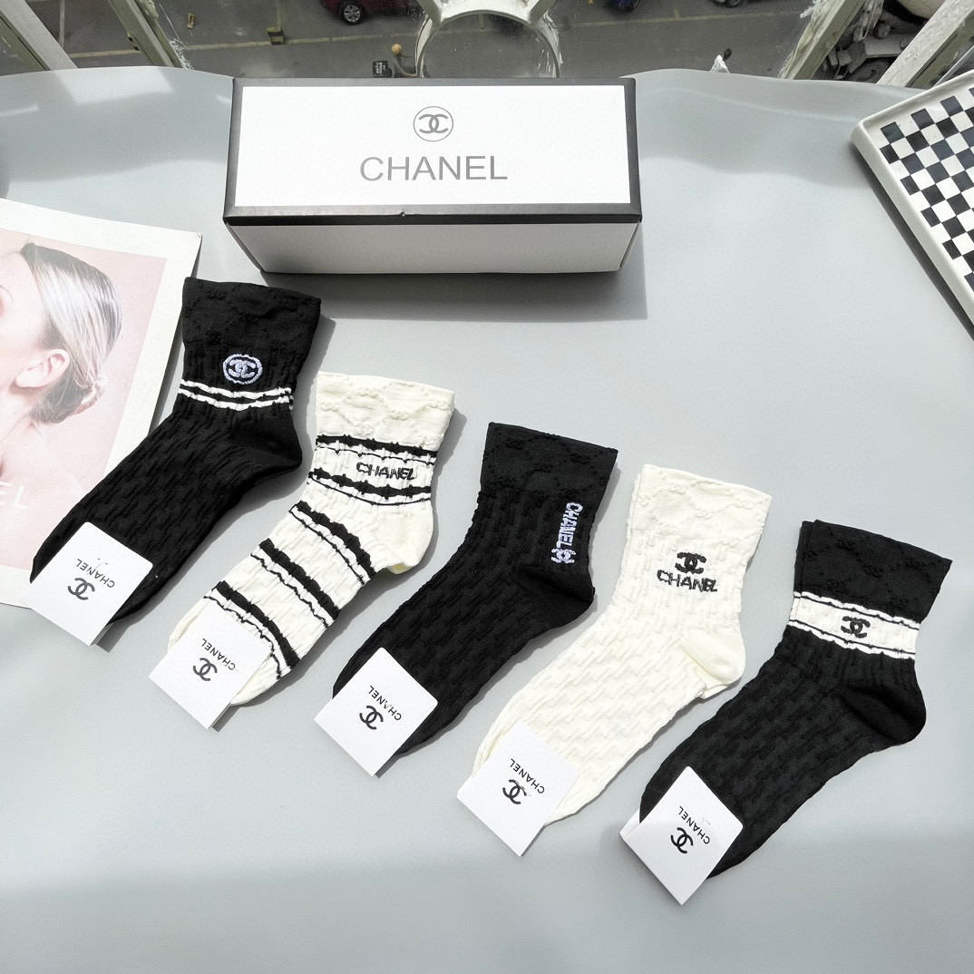   配包装【一盒五双】🌟Chanel 香奈儿 爆款卡中筒袜🌟高版本 ～好看到爆炸 欧美大牌中筒袜🔥🌟潮人