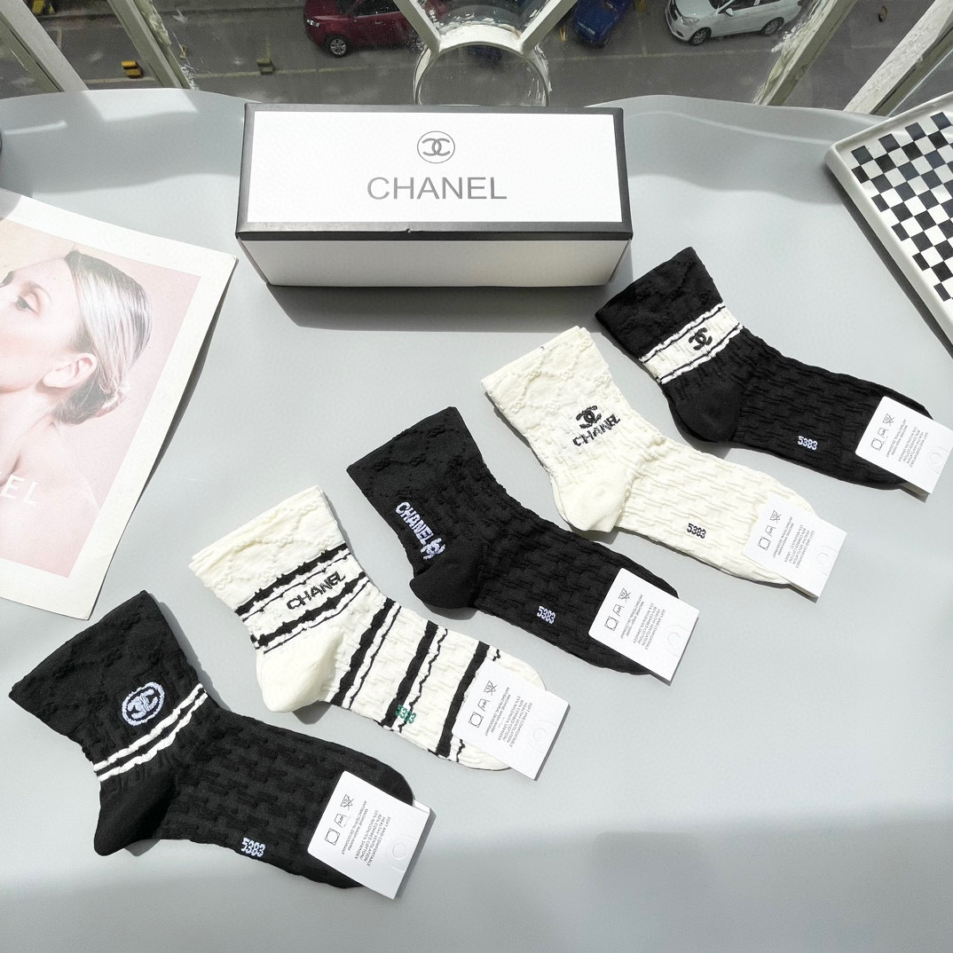   配包装【一盒五双】🌟Chanel 香奈儿 爆款卡中筒袜🌟高版本 ～好看到爆炸 欧美大牌中筒袜🔥🌟潮人