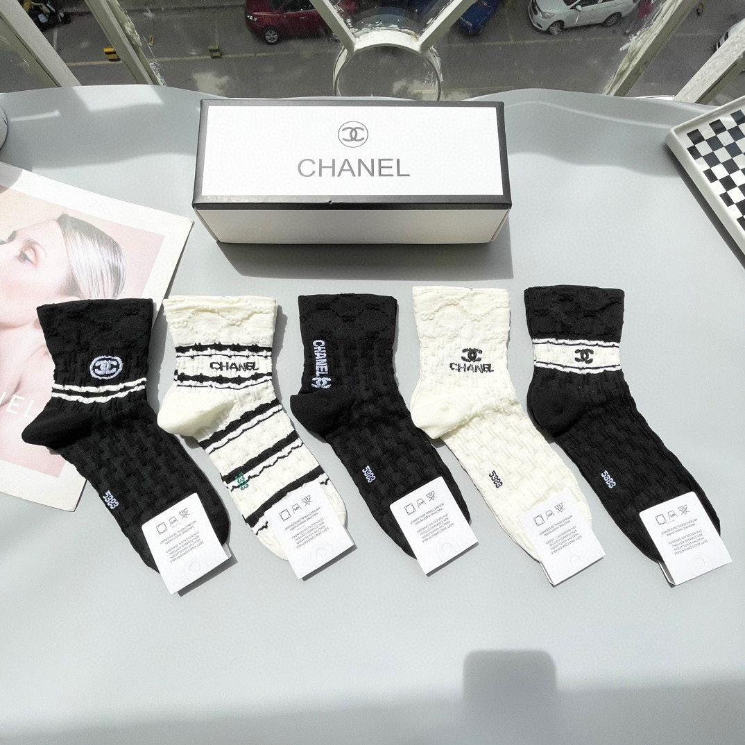   配包装【一盒五双】🌟Chanel 香奈儿 爆款卡中筒袜🌟高版本 ～好看到爆炸 欧美大牌中筒袜🔥🌟潮人