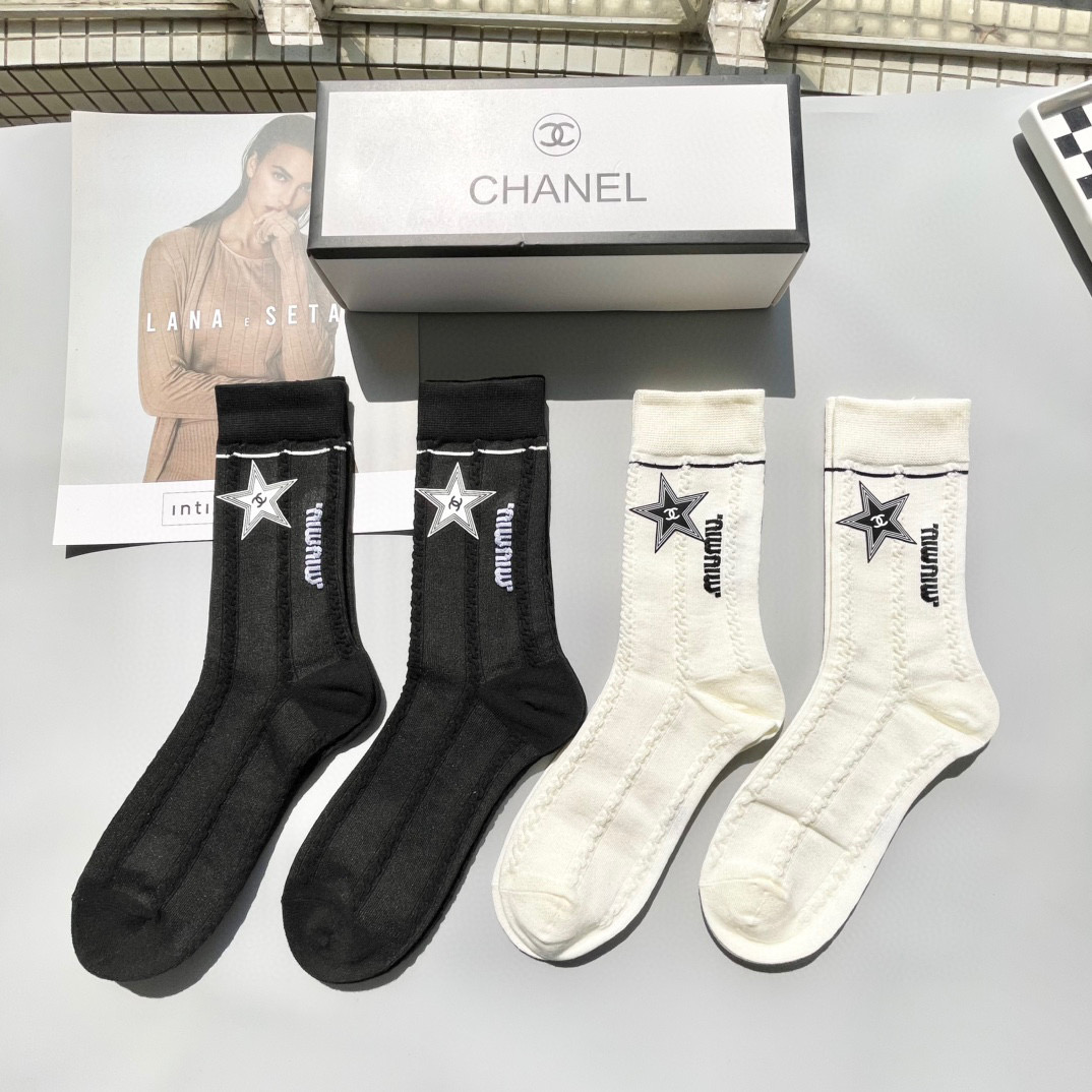  配包装【一盒四双】🌟CHANEL香奈儿 爆款中筒袜🌟高版本 ～好看到爆炸 欧美大牌中筒袜🔥🌟潮人必不能