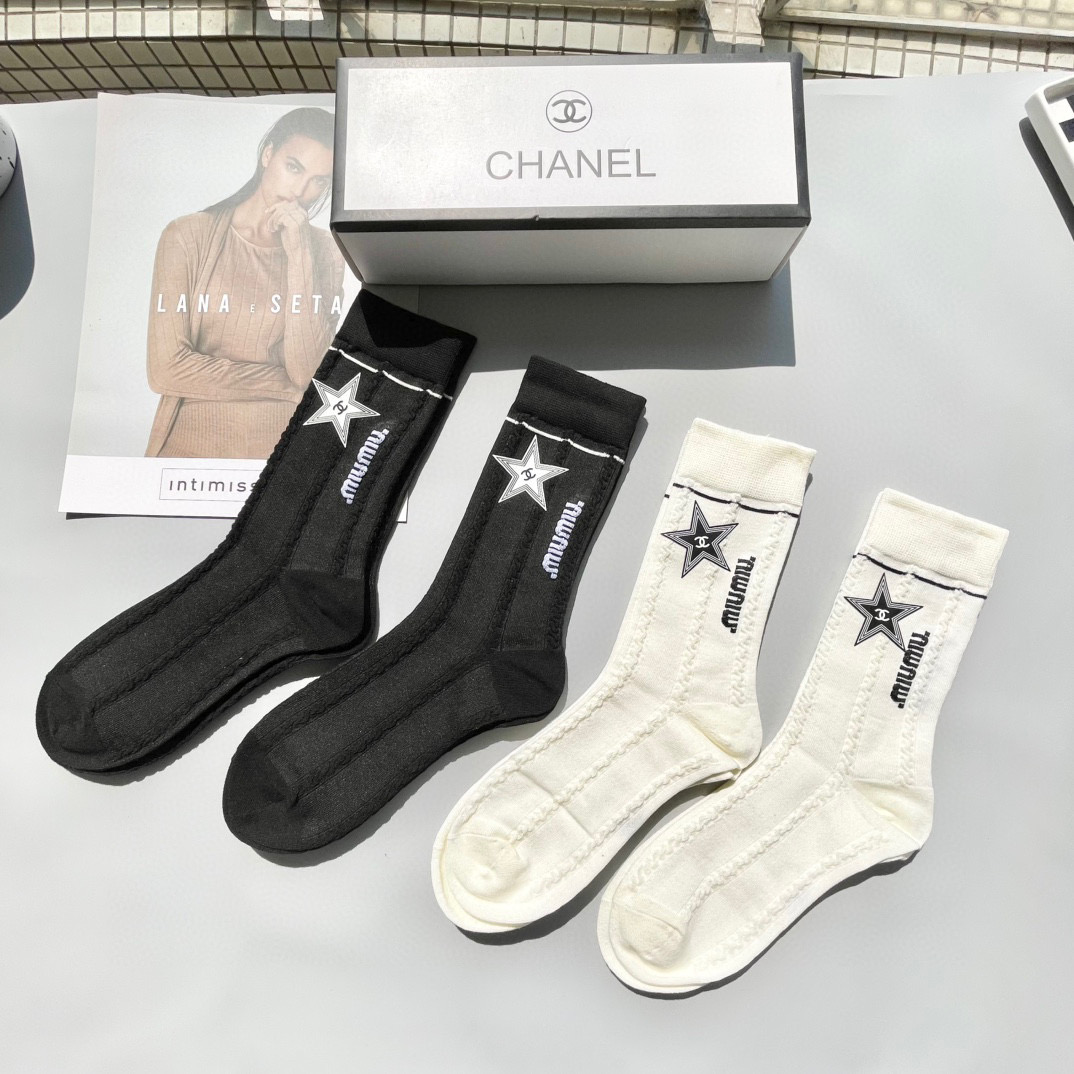  配包装【一盒四双】🌟CHANEL香奈儿 爆款中筒袜🌟高版本 ～好看到爆炸 欧美大牌中筒袜🔥🌟潮人必不能