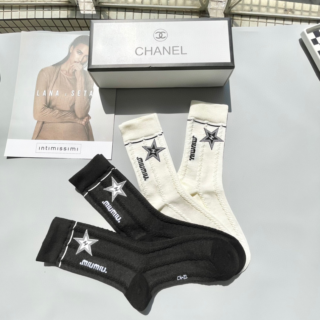  配包装【一盒四双】🌟CHANEL香奈儿 爆款中筒袜🌟高版本 ～好看到爆炸 欧美大牌中筒袜🔥🌟潮人必不能