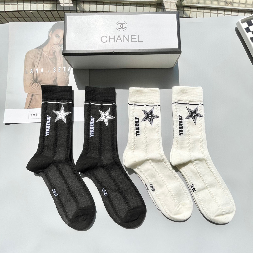  配包装【一盒四双】🌟CHANEL香奈儿 爆款中筒袜🌟高版本 ～好看到爆炸 欧美大牌中筒袜🔥🌟潮人必不能