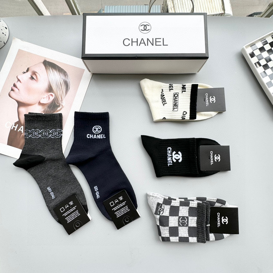   配包装【一盒五双】🌟Chanel 香奈儿 爆款卡中筒袜🌟高版本 ～好看到爆炸 欧美大牌中筒袜🔥🌟潮人