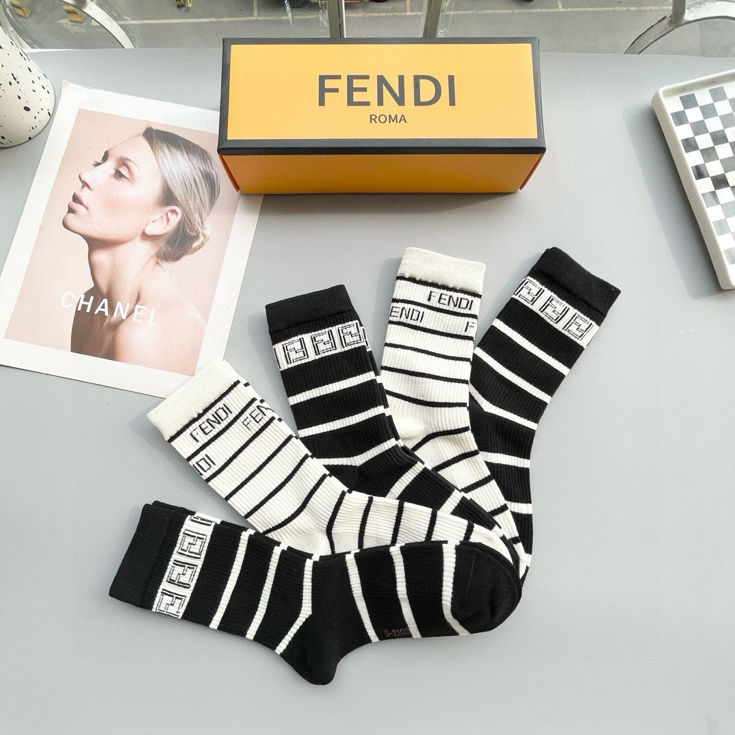  配包装【一盒五双】FENDI · 芬迪❗️大F新品高筒袜子❗️超级经典的双F标志，纯棉材质制造，透气舒