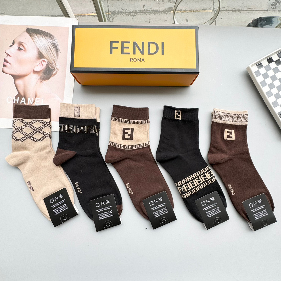 配包装【一盒五双】FENDI · 芬迪❗️大F新品男女款秋冬款中筒袜子❗️超级经典的双F标志，纯棉材质