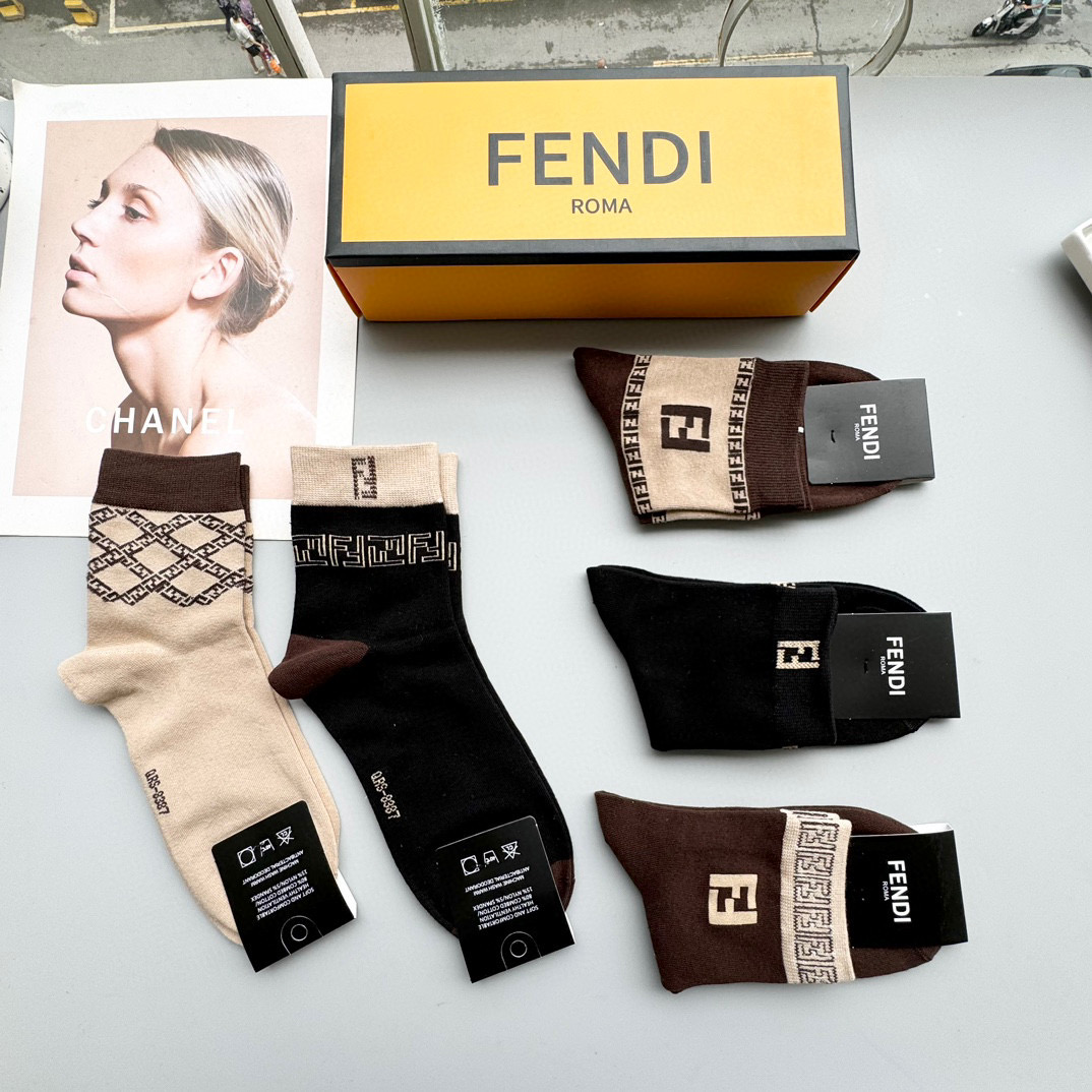  配包装【一盒五双】FENDI · 芬迪❗️大F新品男女款秋冬款中筒袜子❗️超级经典的双F标志，纯棉材质