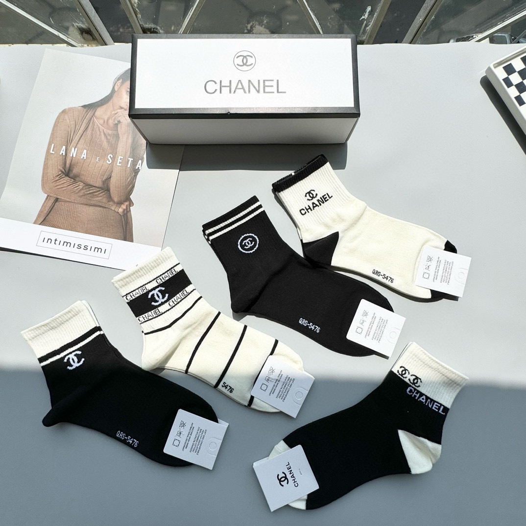   配包装【一盒五双】🌟Chanel 香奈儿 爆款卡中筒袜🌟高版本 ～好看到爆炸 欧美大牌中筒袜🔥🌟潮人