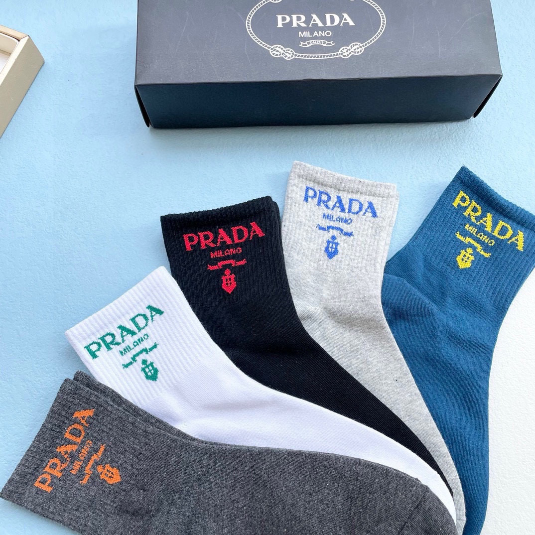  配包装【一盒五双】🌟PRADA普拉达 爆款中筒袜🌟高版本 ～好看到爆炸 欧美大牌中筒袜🔥🌟潮人必不能少