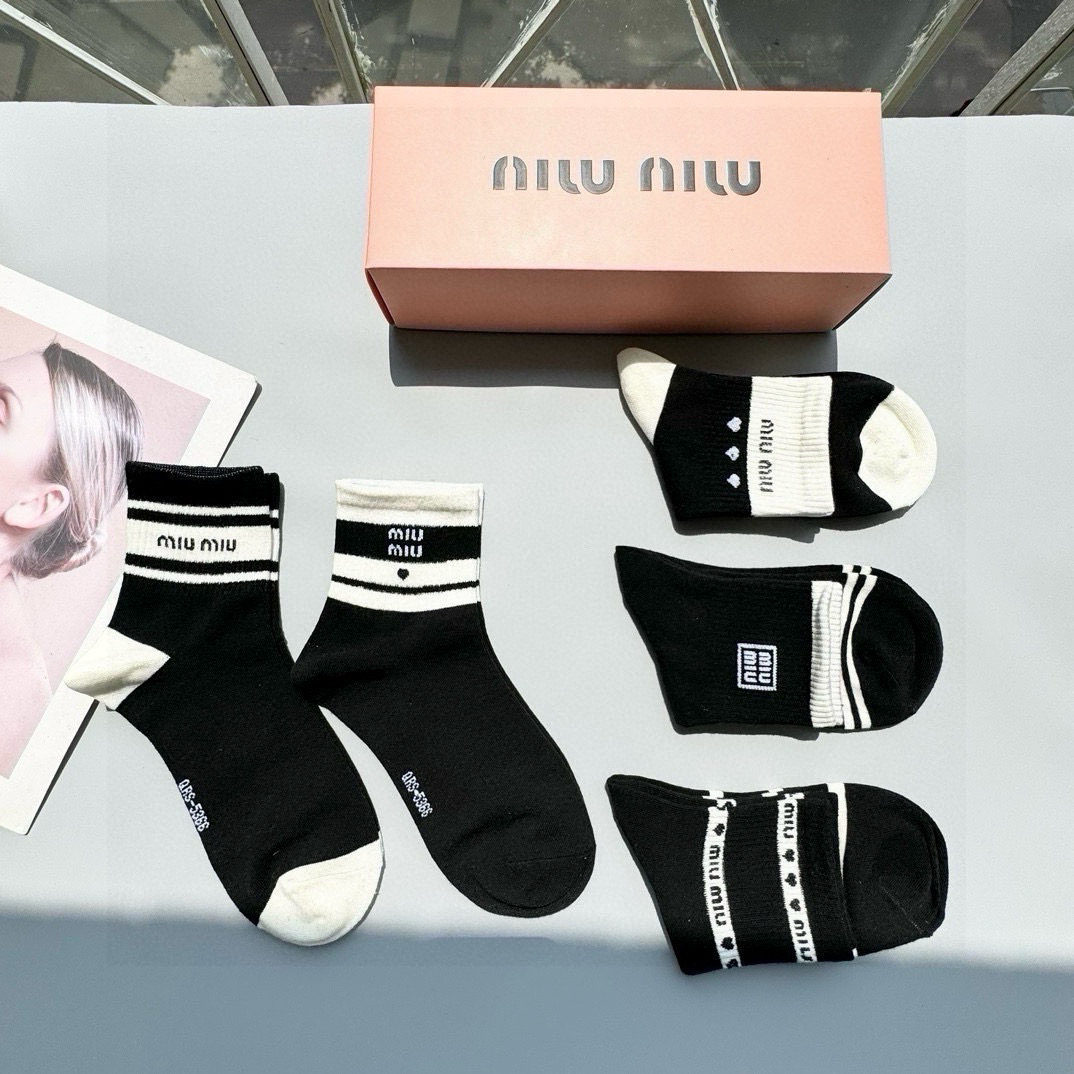   配包装【一盒五双】miumiu · 缪缪❗️高品质🔥超级爆款网红袜子❗️miu家官网同步字母中筒袜，
