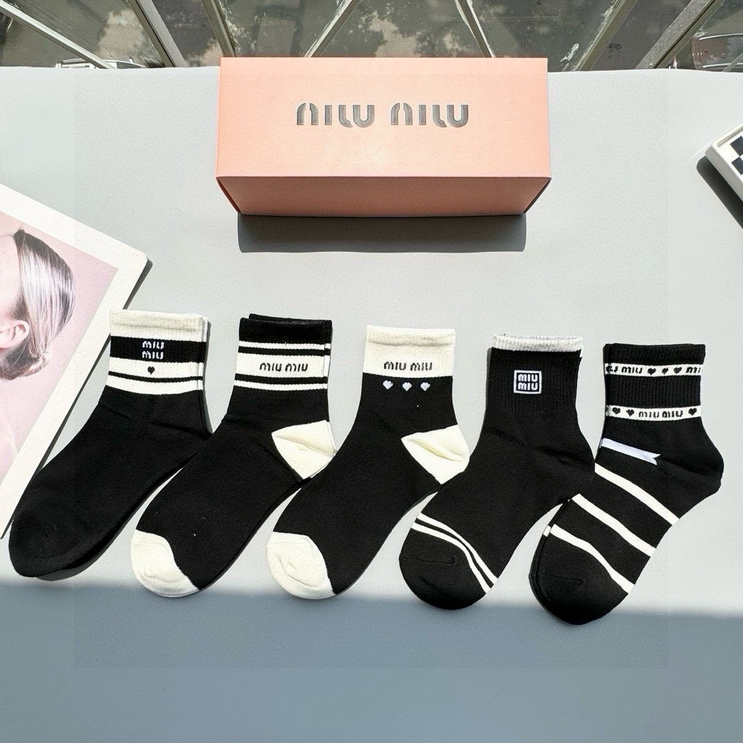   配包装【一盒五双】miumiu · 缪缪❗️高品质🔥超级爆款网红袜子❗️miu家官网同步字母中筒袜，