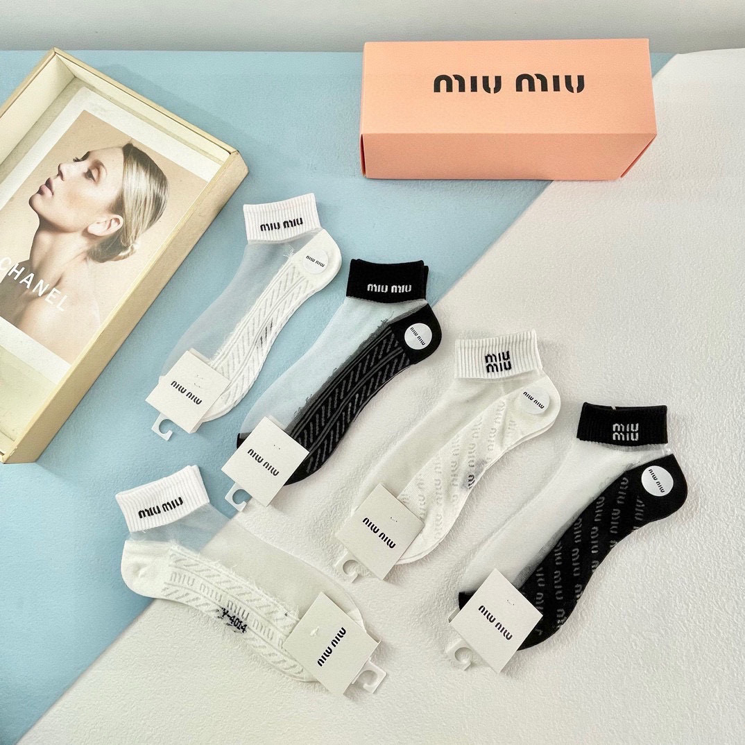  配包装【一盒五双】MIUMIU缪缪❗️新款短款冰丝袜子❗️冰丝加棉，镂空经典字母标志，轻薄透气，酷夏必