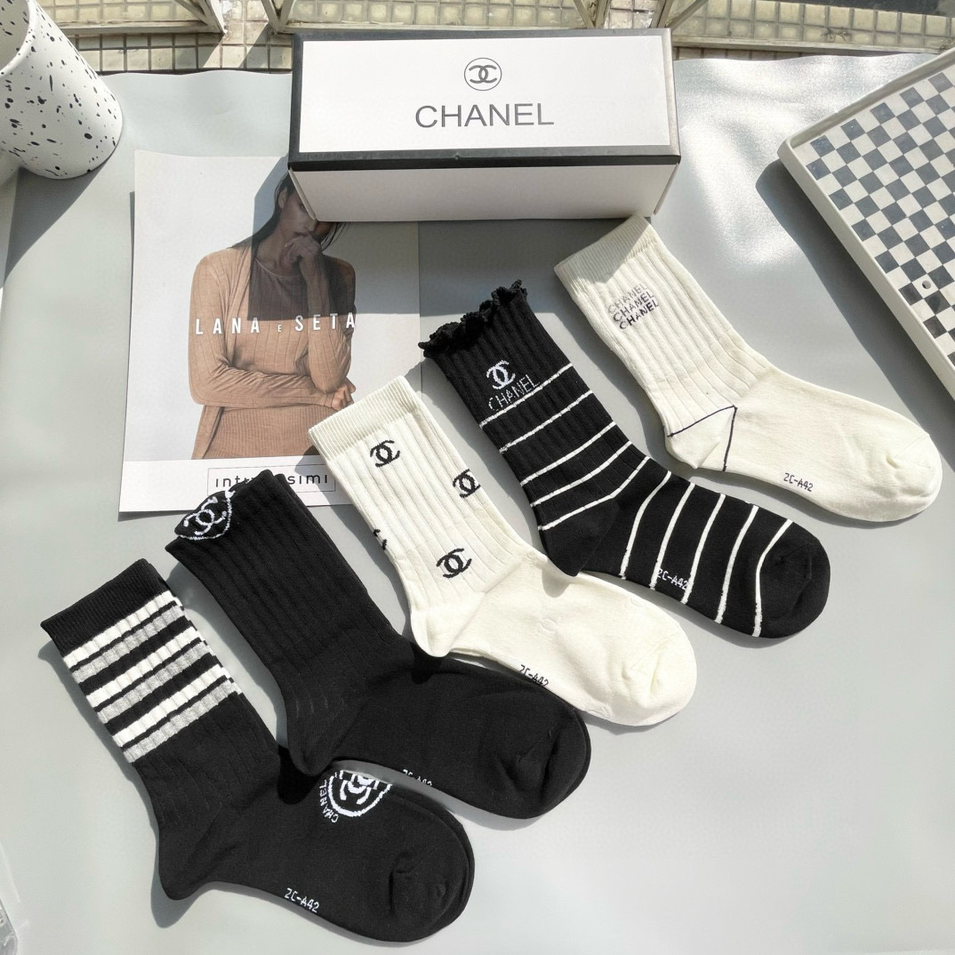   配包装【一盒五双】🌟Chanel 香奈儿 爆款高筒袜🌟高版本 ～好看到爆炸 欧美大牌高筒袜🔥🌟潮人必