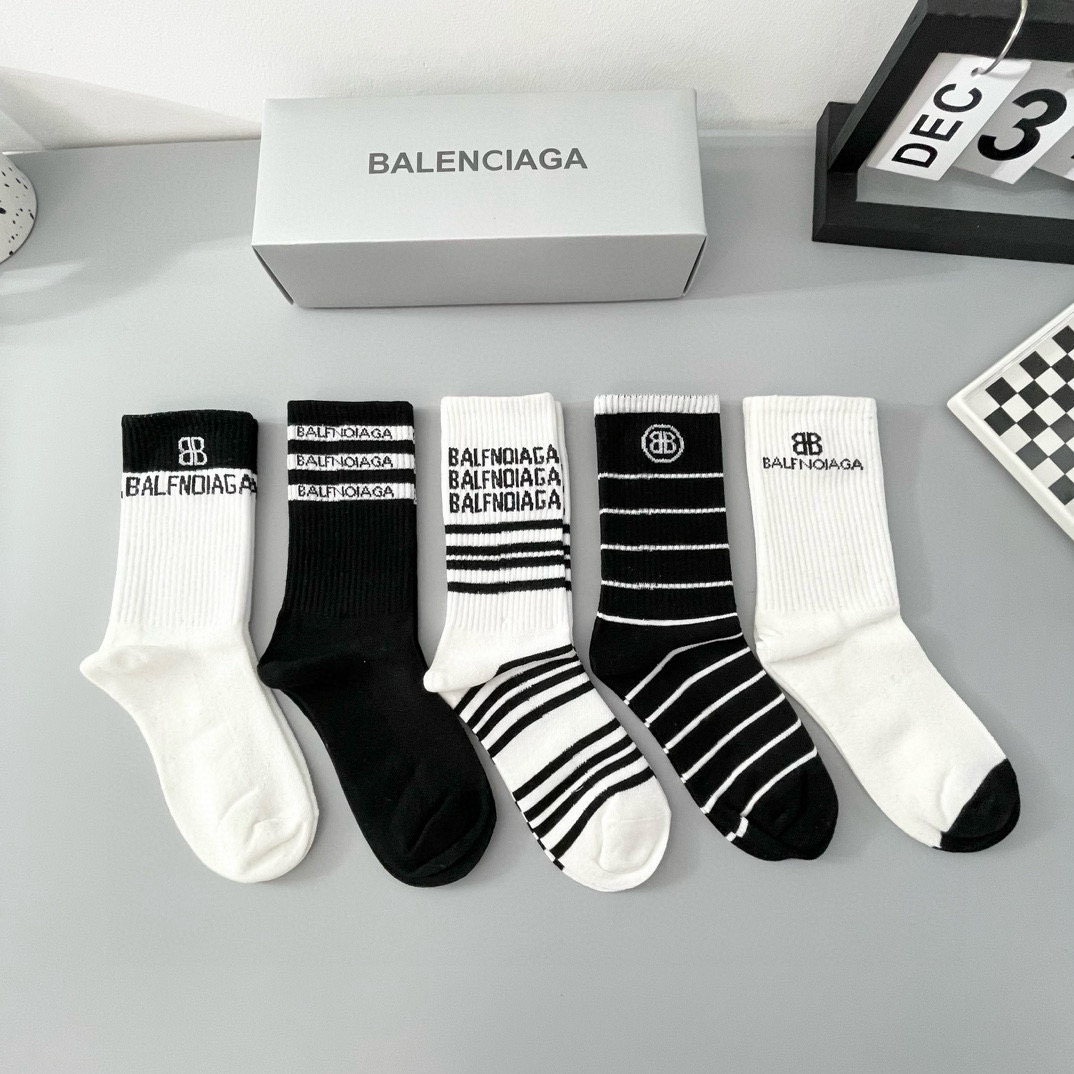 NO:299488,Packaging [one box and five pairs] BALENCIAGA · Balenciaga It is a must-have for big European and American brands of high-tube socks for men and women. The counter purchasing quality high-tube socks are super high-quality and fashionable. It is awesome~~ Recommended and recommended~~ Must-in-one small items!  !  !  socks, stockings, socks, balenciaga, balenciaga, socks19860909配包装【一盒五双】BALENCIAGA · 巴黎世家 好看到爆炸欧美大牌高筒袜男女款潮人必不能少的专柜代购品质高筒袜子 ,搭配起来超高逼格 时髦度爆表啊啊啊啊～～推荐推荐推荐～～必入时髦小单品！！！袜子,丝袜,袜子,balenciaga,balenciaga,socks,accessory