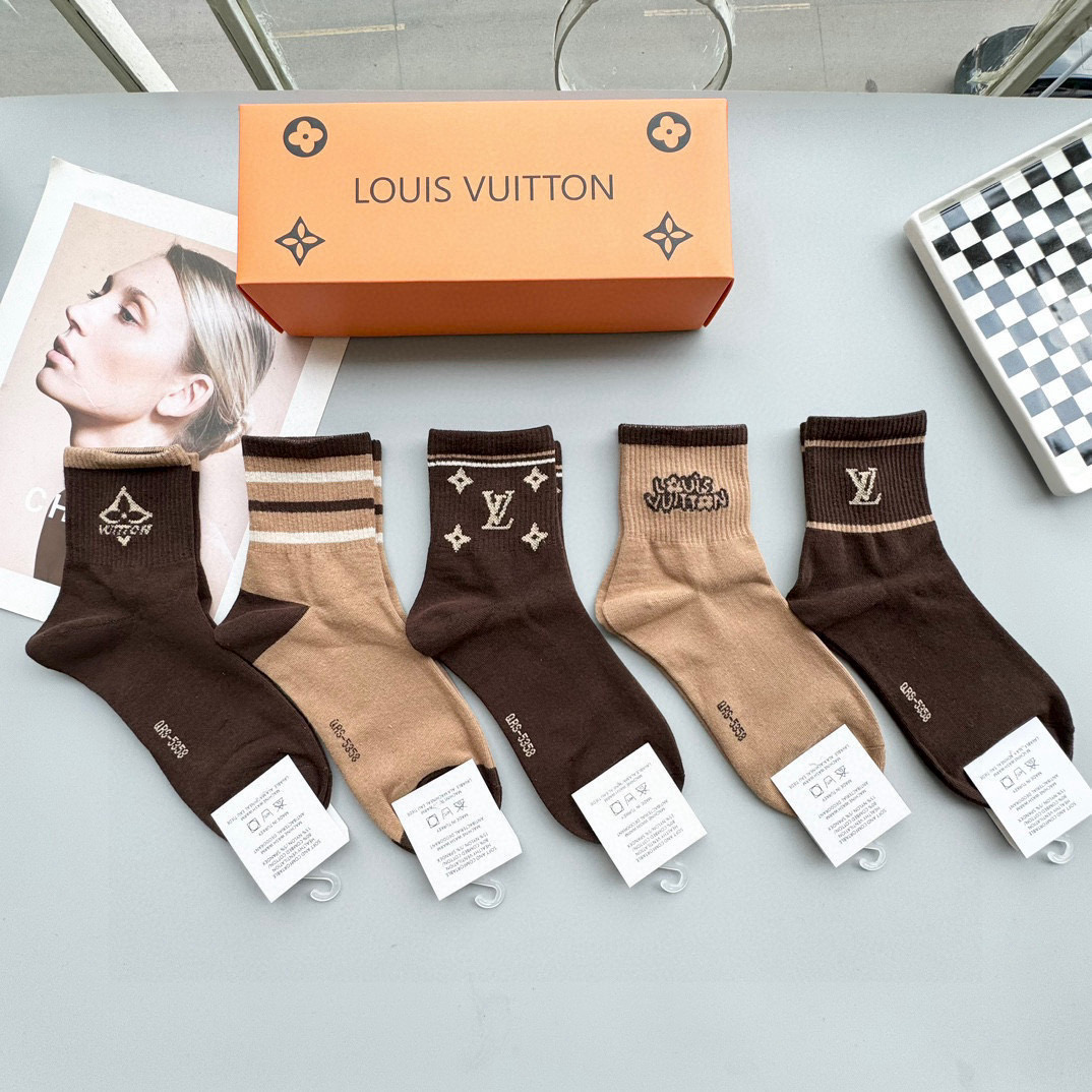 NO:299522,Packaging [one box and five pairs] LV Louis Vuitton, popular mid-tube stockings, high-version ~ good to see the explosion, the counter purchasing quality that European and American big-name mid-tube stockings must be missed, socks, super high-end matching, fashionable and overwhelming, ah ah ah ah~ Recommended and recommended ~ Must-in-one fashionable items!  !  socks, stockings, socks, louis vuitton, louis vuitton, socks19860909配包装【一盒五双】LV 路易威登 爆款 中筒袜高版本 ～好看到爆炸 欧美大牌中筒袜潮人必不能少的专柜代购品质 袜子 ,搭配起来超高逼格 时髦度爆表啊啊啊啊～～推荐推荐推荐～～必入时髦小单品！！袜子,丝袜,袜子,louis vuitton,louis vuitton,socks,accessory