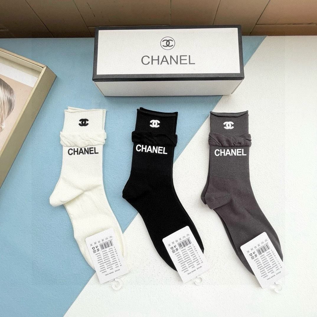 NO:299638,Packaging [one box and three pairs] CHANEL Chanel's popular mid-tube socks high-version ~ It's easy to see the explosion. The counter purchasing quality that European and American big-name mid-tube socks are indispensable. Socks, which are super high-end and fashionable. Ahhhhh~~ Recommended and recommended~~ Must-in-one fashionable items!  !  socks, socks, chanel, chanel, socks19860909配包装【一盒三双】CHANEL香奈儿 爆款中筒袜高版本 ～好看到爆炸 欧美大牌中筒袜潮人必不能少的专柜代购品质 袜子 ,搭配起来超高逼格 时髦度爆表啊啊啊啊～～推荐推荐推荐～～必入时髦小单品！！袜子,袜子,chanel,chanel,socks,accessory
