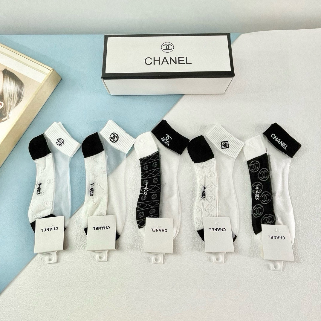 NO:299663,Packaging [one box and five pairs] CHANEL. Chanel's new short ice stockings ice silk plus cotton, hollow classic letter logo, thin and breathable, a must-have for cool summer, cool on the feet, very soft, counter synchronized socks ins super popular small items, big brands go out on the street, trendy people must-have socks, socks, chanel, chanel, socks19860909配包装【一盒五双】CHANEL.香奈儿新款短款冰丝袜子冰丝加棉,镂空经典字母标志,轻薄透气,酷夏必备款,上脚凉凉的,材质非常柔软,专柜同步袜子ins超火爆小单品,大牌出街,潮人必备超好搭袜子,袜子,chanel,chanel,socks,accessory