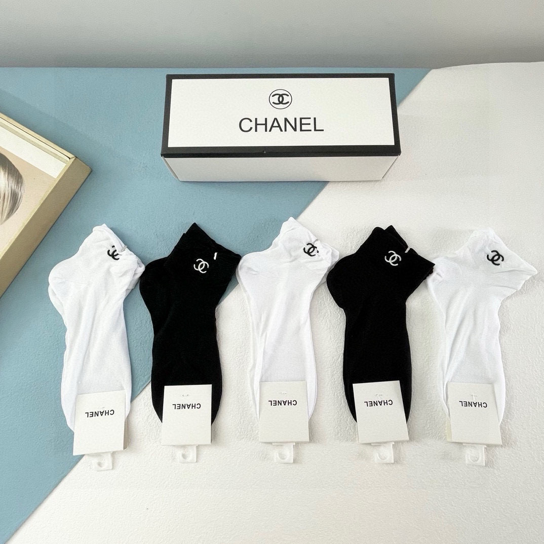 NO:299665,Packaging [one box and five pairs] Chanel Chanel is a hot high-end version of high-end socks ~ It is easy to see the explosion. A must-have counter purchasing quality for big European and American brands of high-end socks. Socks, which are super high-end and fashionable. Ahhhhh~~ Recommended and recommended~~ Must-in-one fashionable items!  !  socks, socks, chanel, chanel, socks19860909配包装【一盒五双】Chanel 香奈儿 爆款高筒袜高版本 ～好看到爆炸 欧美大牌高筒袜潮人必不能少的专柜代购品质 袜子 ,搭配起来超高逼格 时髦度爆表啊啊啊啊～～推荐推荐推荐～～必入时髦小单品！！袜子,袜子,chanel,chanel,socks,accessory