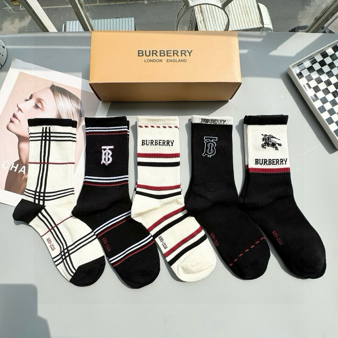 NO:299658,Packaging [one box and five pairs] Burberry counter latest embroidered TB socks Bajia counter synchronized medium-length stockings, classic war horse internet celebrity popular socks INS high-end socks super eye-catching color, the real thing is super beautiful, ins super hot small items, big brands go out on the street, trendy people must have super easy to match socks, socks, burberry, burberry, socks19860909配包装【一盒五双】巴宝莉专柜最新款刺绣TB袜子巴家专柜同步中长袜,经典战马网红爆款袜子INS高端潮袜超抢眼色系,实物超漂亮,ins超火爆小单品,大牌出街,潮人必备超好搭袜子,袜子,burberry,burberry,socks,accessory
