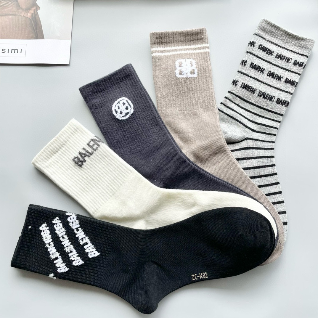  配包装【一盒五双】BALENCIAGA · 巴黎世家🌟 高品质。好看到爆炸欧美大牌中筒袜。男女款🌟潮人