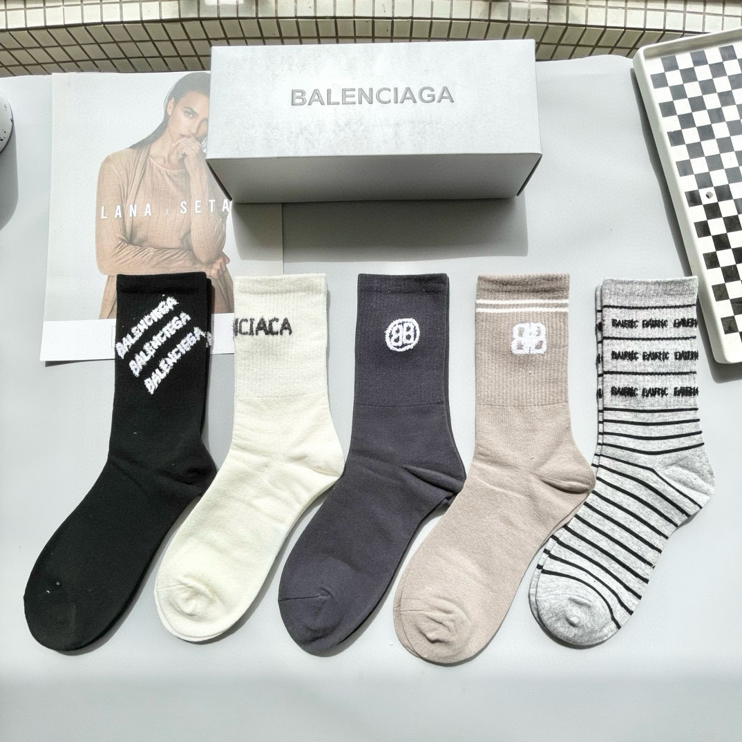  配包装【一盒五双】BALENCIAGA · 巴黎世家🌟 高品质。好看到爆炸欧美大牌中筒袜。男女款🌟潮人
