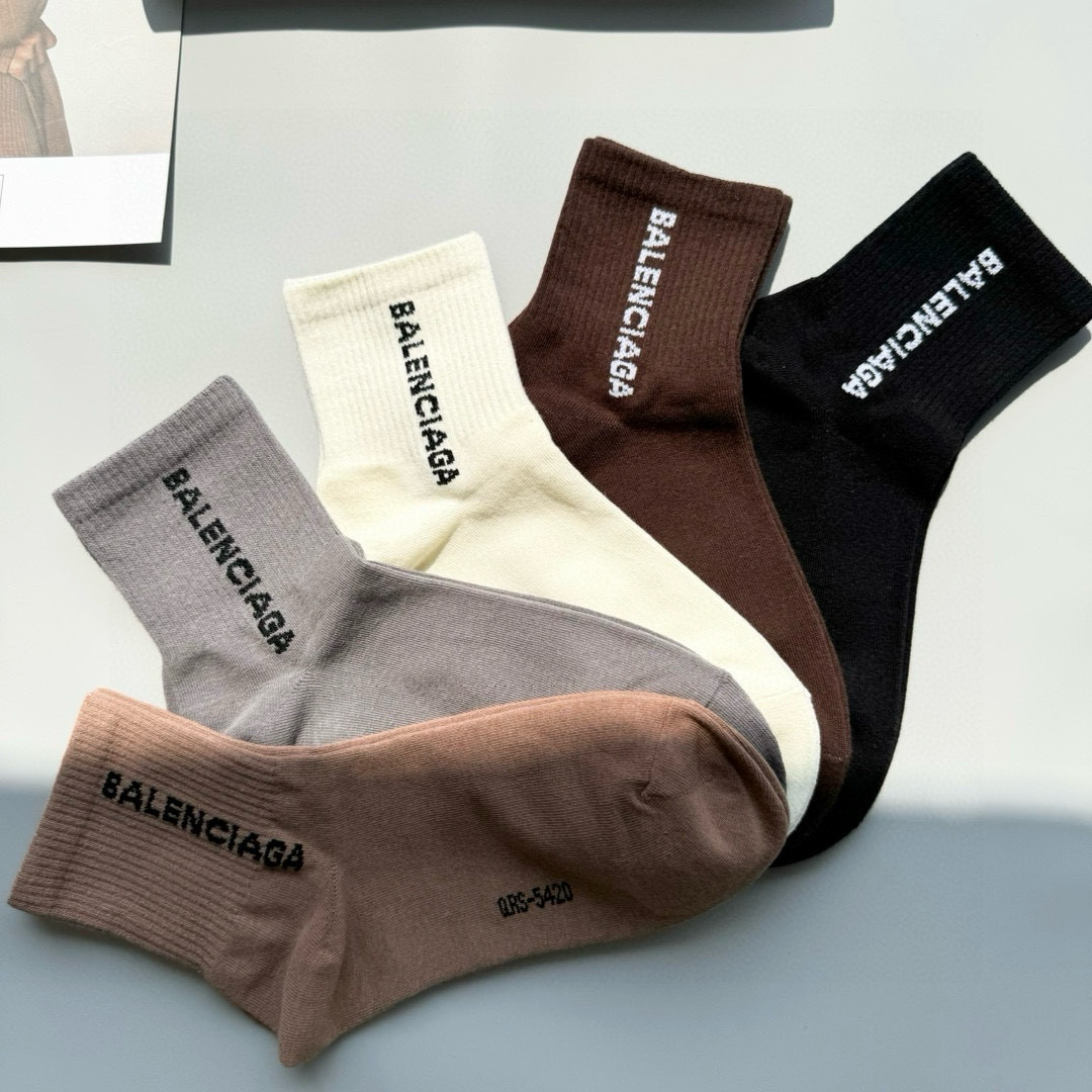  配包装【一盒五双】BALENCIAGA · 巴黎世家🌟 高品质。好看到爆炸欧美大牌中筒袜。男女款🌟潮人