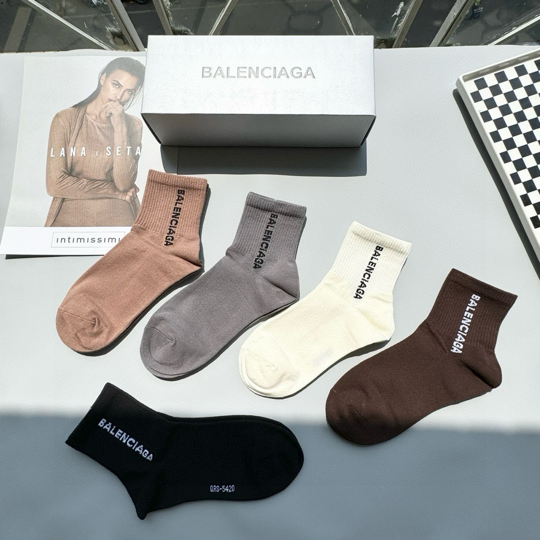  配包装【一盒五双】BALENCIAGA · 巴黎世家🌟 高品质。好看到爆炸欧美大牌中筒袜。男女款🌟潮人