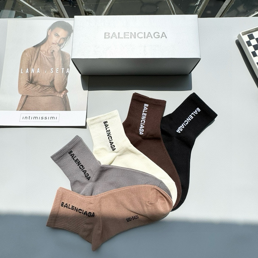  配包装【一盒五双】BALENCIAGA · 巴黎世家🌟 高品质。好看到爆炸欧美大牌中筒袜。男女款🌟潮人
